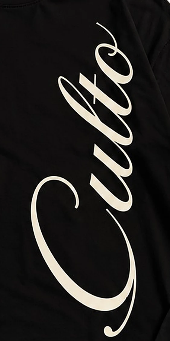 Detalle de la letra «Culto» en blanco hueso sobre el long sleeve negro